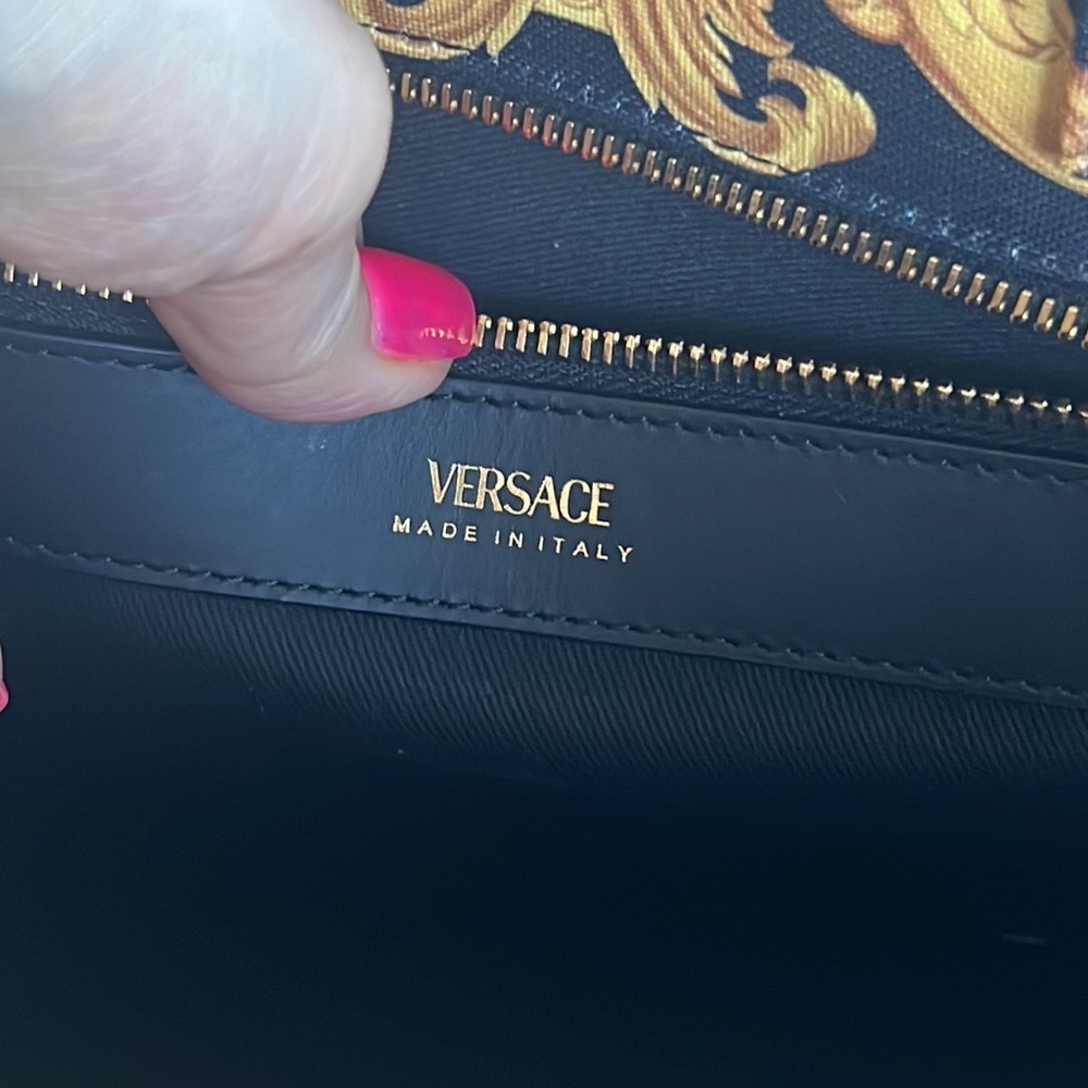 New Versace bag with detachable strap, dust, bag, and papers - Picture 3 of 10